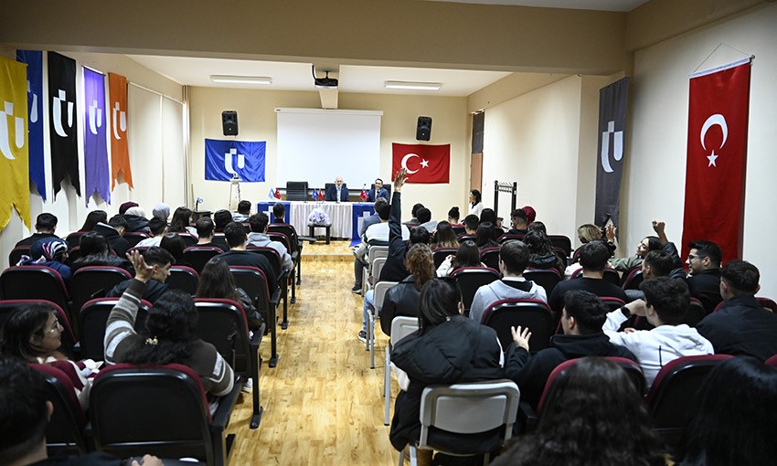 Rekt&ouml;r Savaş, Karahallı ve Sivaslı MYO&rsquo;yu ziyaret etti
