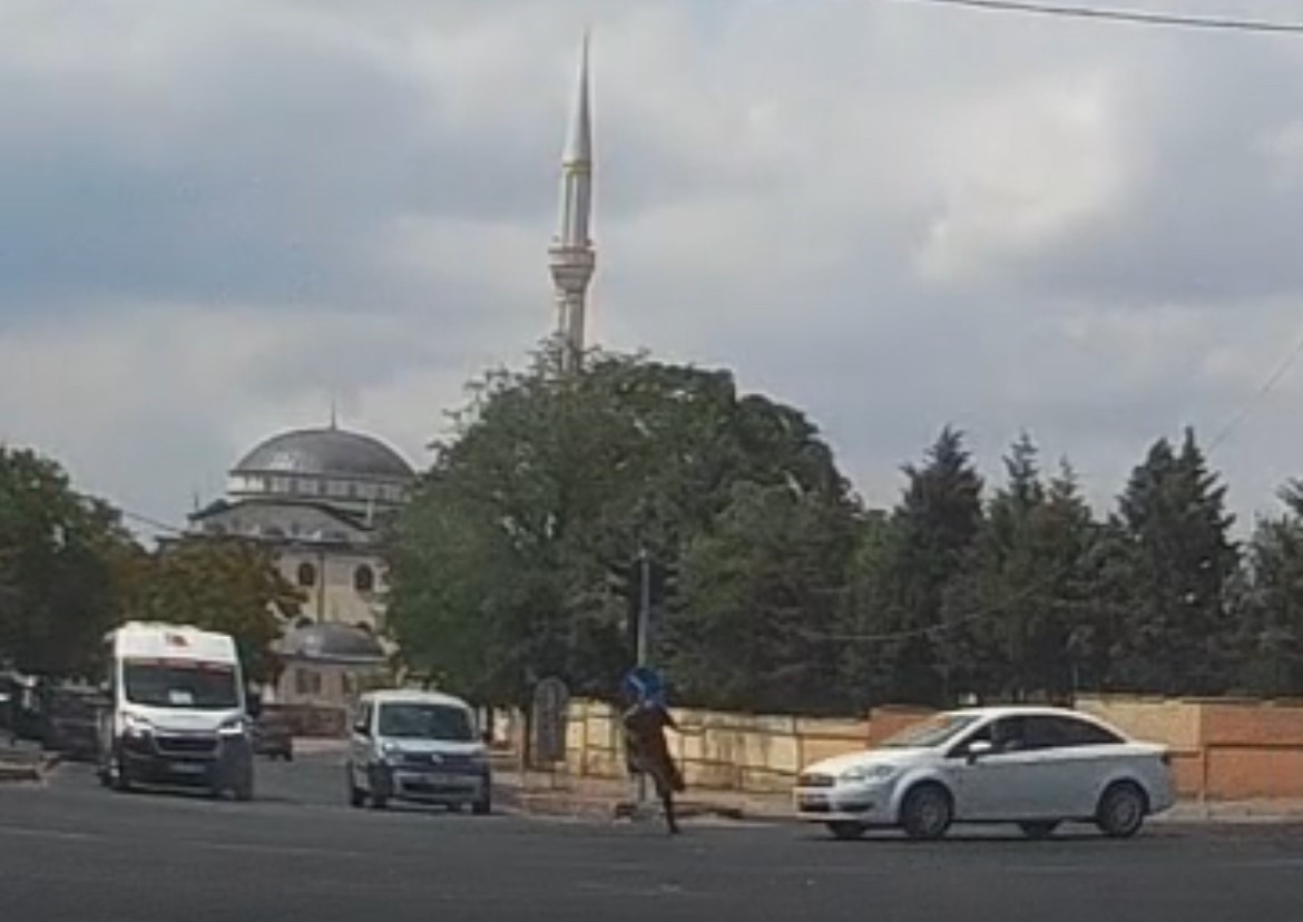 Yürekleri ağza getiren kaza kamerada: Yara almadan sağ salim kurtuldu