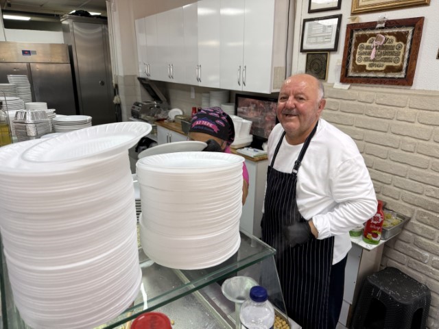 Gariban pilavcısı ‘Haluk Baba’ öğrencilerin ve dar gelirlilerin uğrak noktası