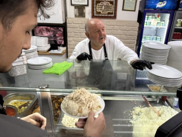 Gariban pilavcısı ‘Haluk Baba’ öğrencilerin ve dar gelirlilerin uğrak noktası