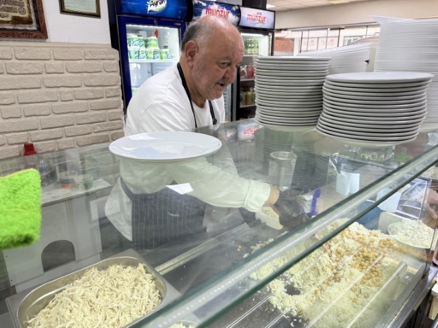 Gariban pilavcısı ‘Haluk Baba’ öğrencilerin ve dar gelirlilerin uğrak noktası