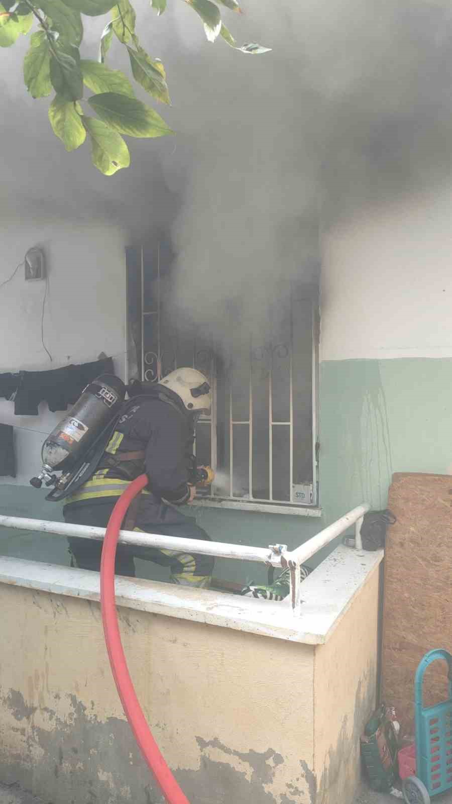 Alanya’da 4 katlı binadaki yangın korkuttu