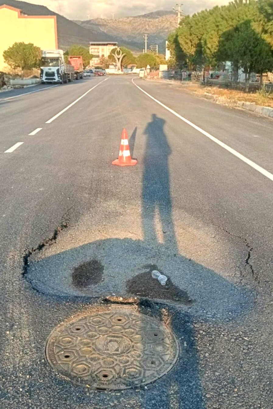 İzmir Büyükşehir’in Helvacı asfaltı 11 günde çöktü