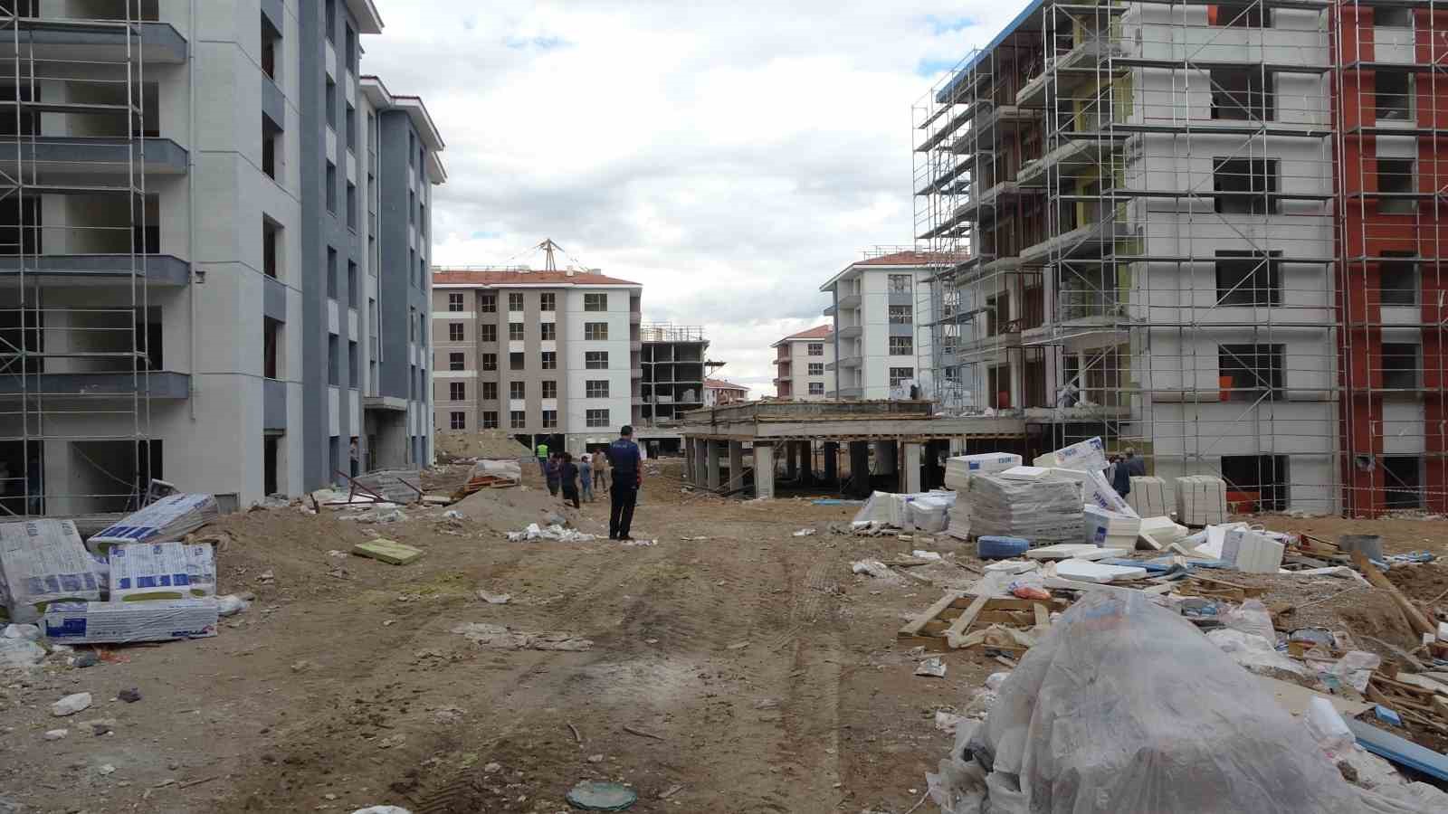 Malatya’da inşaatta kafasına malzeme düşen işçi yaralandı