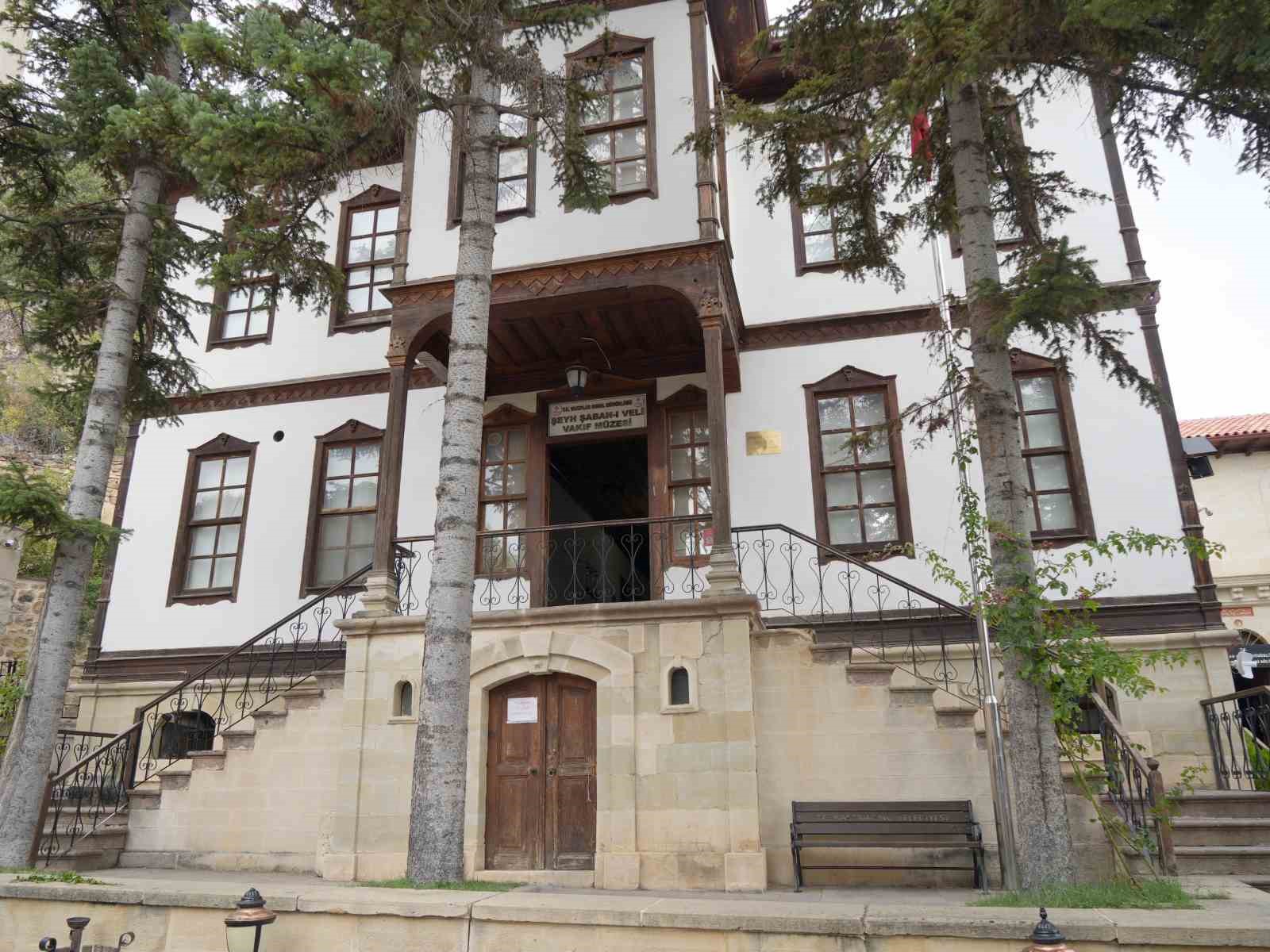 Her yıl binlerce kişinin ziyaret ettiği külliyedeki sarıklar, vatandaşlardan yoğun ilgi görüyor
