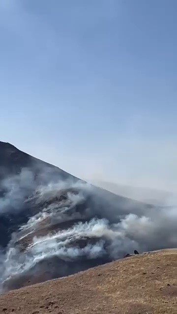 Tortum’da örtü yangını güçlükle kontrol altına alındı