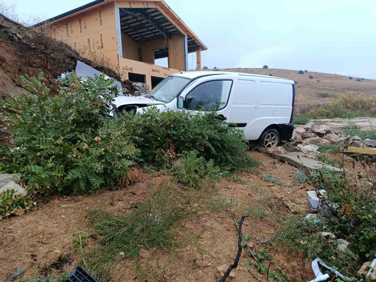 Erdek’te kaygan yolda ticari araç duvara çarptı, sürücü yaralandı