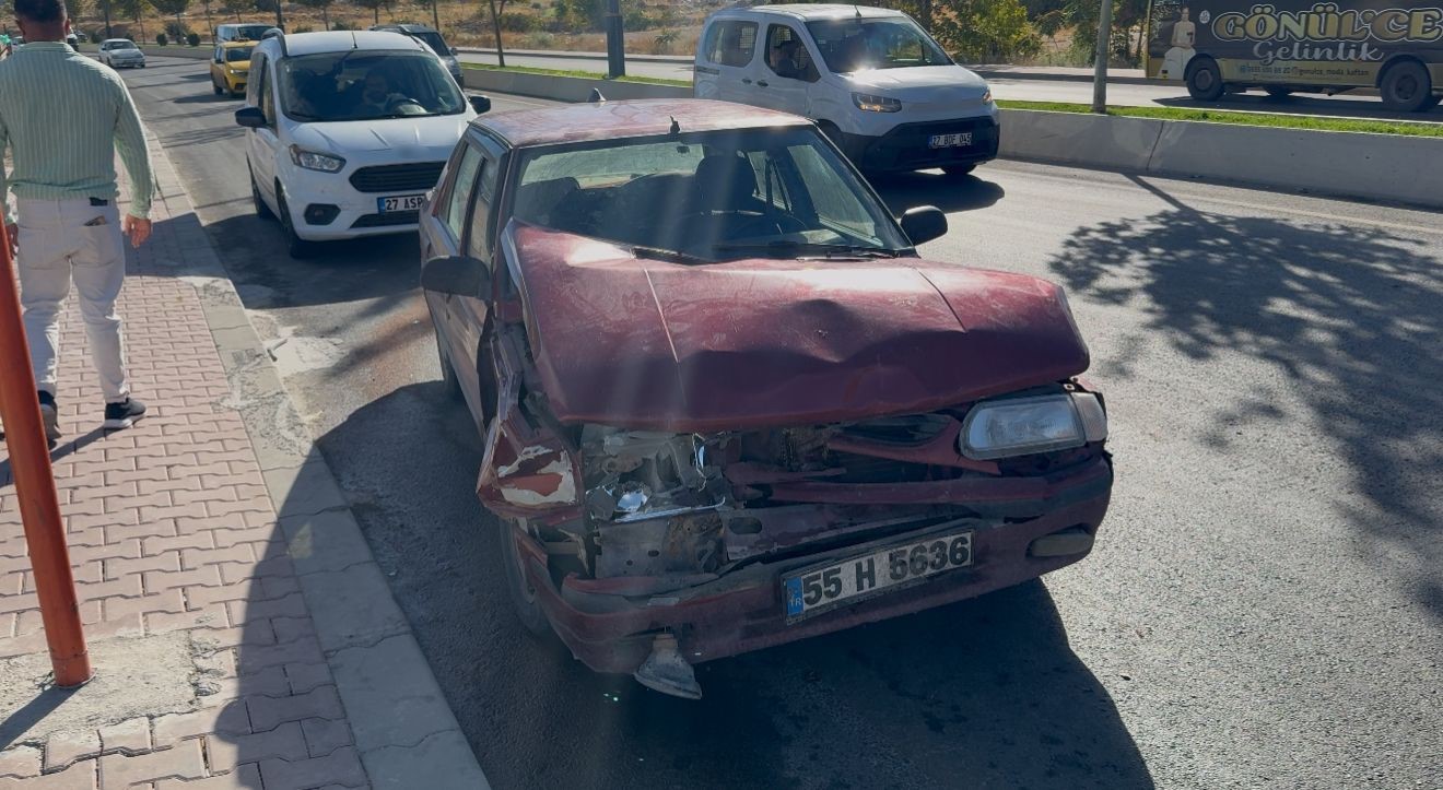 Gaziantep’te kazadan kaçmaya çalışan servis eve çarptı: 3 yaralı