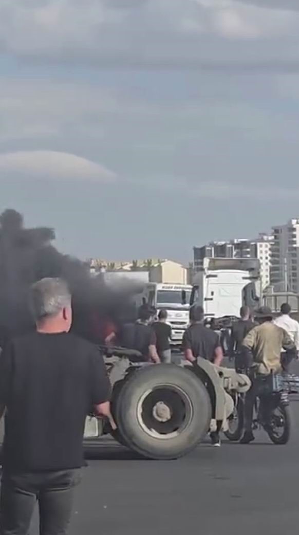 Diyarbakır’da seyir halindeki kamyon alev aldı