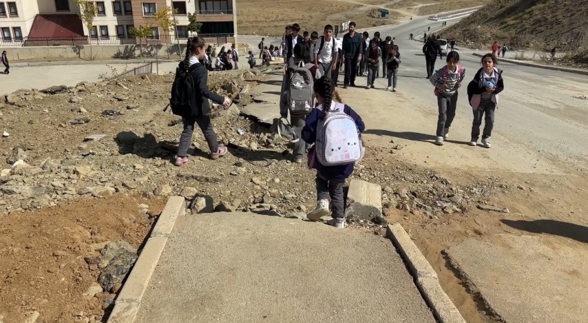 Yüksekova’da doğalgaz çalışmaları tamamlanmadı, kazılan yollar öylece kaldı