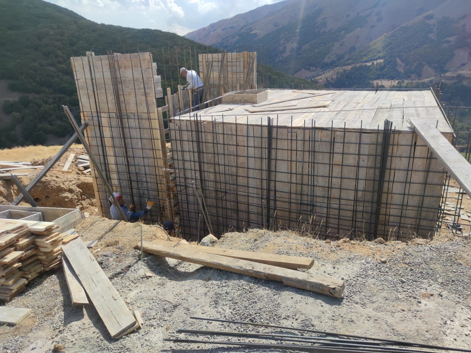 İçmeler köyünde içme suyu deposu yapım çalışmaları sürüyor
