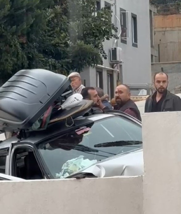 Aracını 3 kişinin üzerine sürdüğü anlar kameraya yansıdı