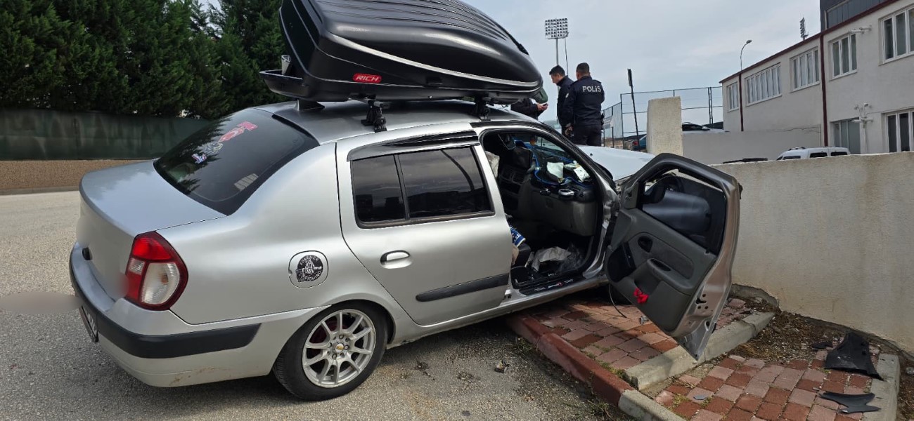 Aracını 3 kişinin üzerine sürdüğü anlar kameraya yansıdı