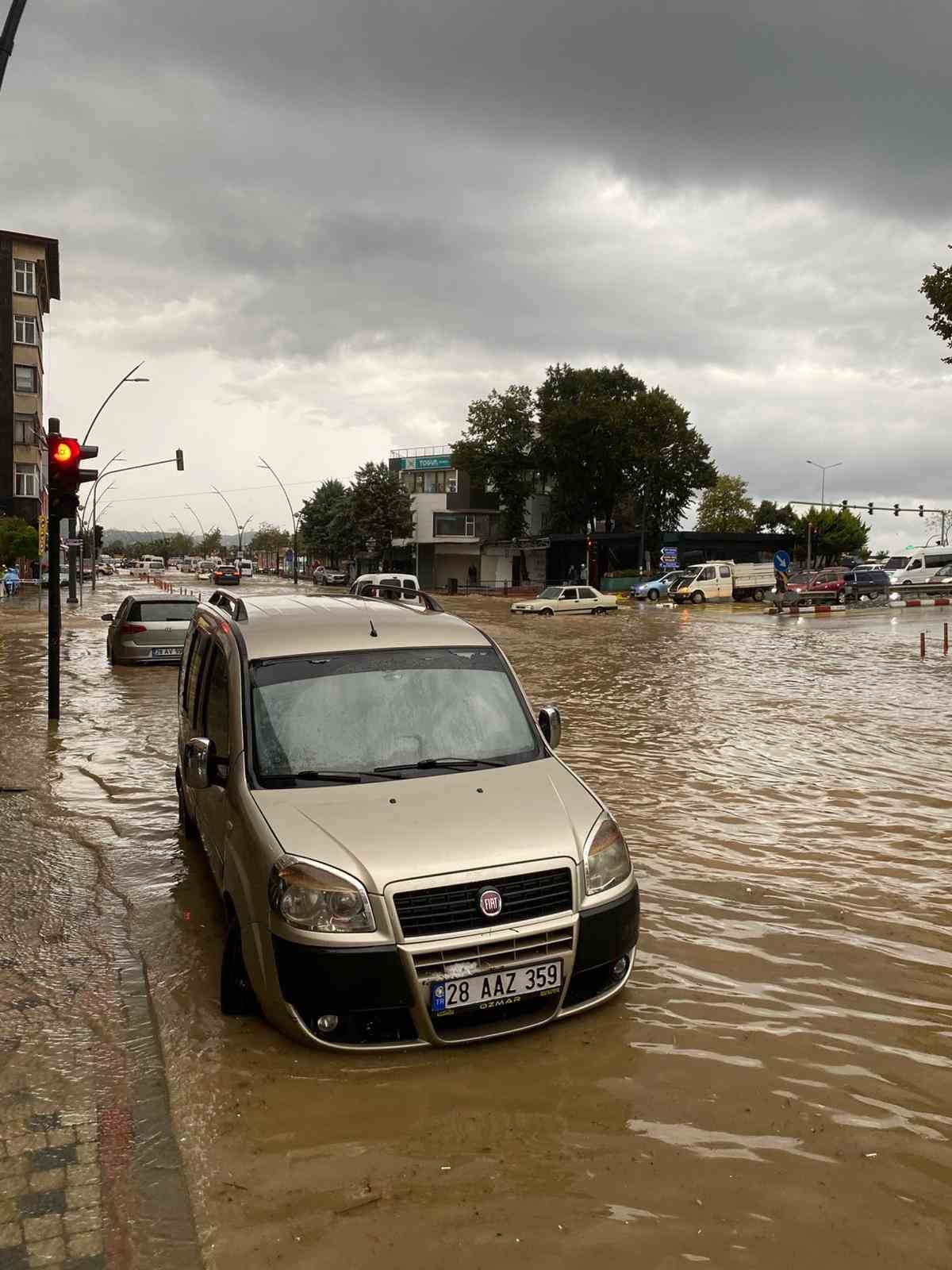 Giresun’da sağanak yağış hayatı felç etti
