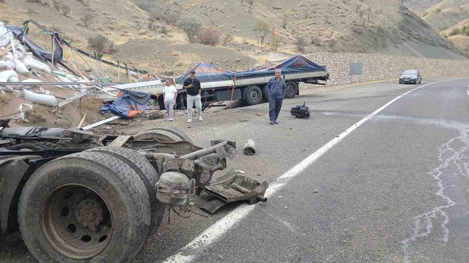 Bingöl’de tır devrildi: 1 yaralı