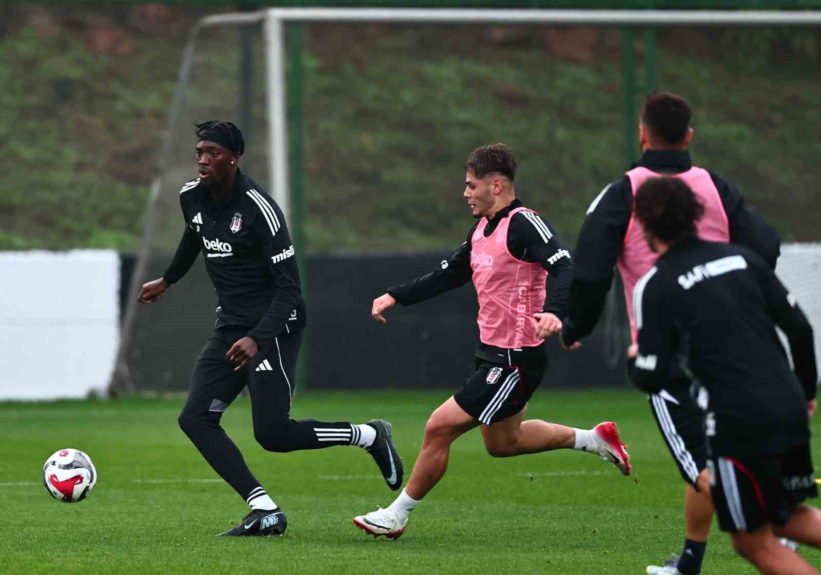 Beşiktaş, akşam idmanında kondisyon &ccedil;alıştı
