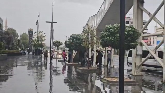 Elazığ’da sağanak ve fırtına etkili oldu
