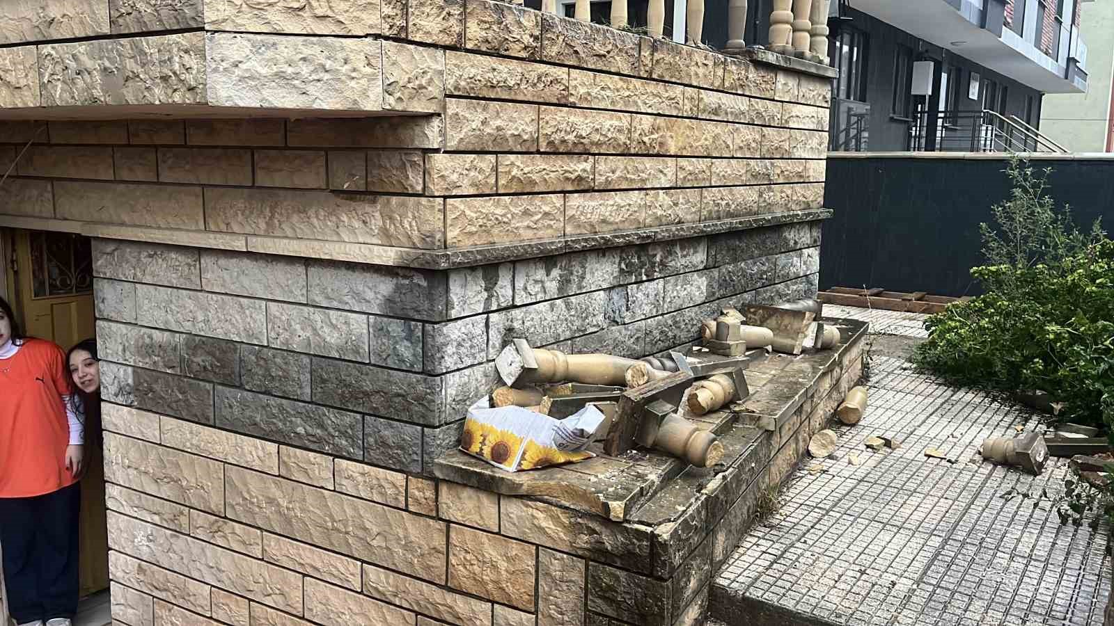 Gebze 14 yaşındaki &ccedil;ocuğun &uuml;zerine beton korkuluk d&uuml;şt&uuml;
