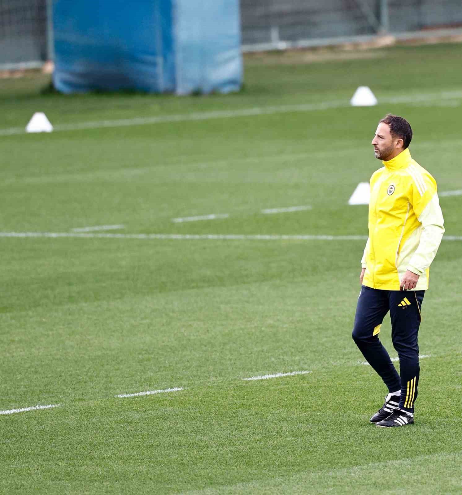 Fenerbah&ccedil;e &ouml;nce salonda, sonra sahada &ccedil;alıştı
