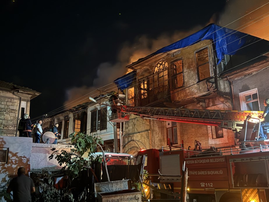 Tarsus’ta iş yerinde çıkan yangın 2 binaya sıçradı