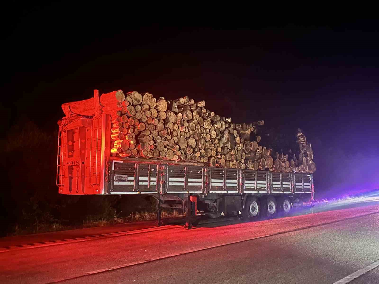 Lastikleri tutuşan tomruk y&uuml;kl&uuml; tırı yanmaktan itfaiye kurtardı
