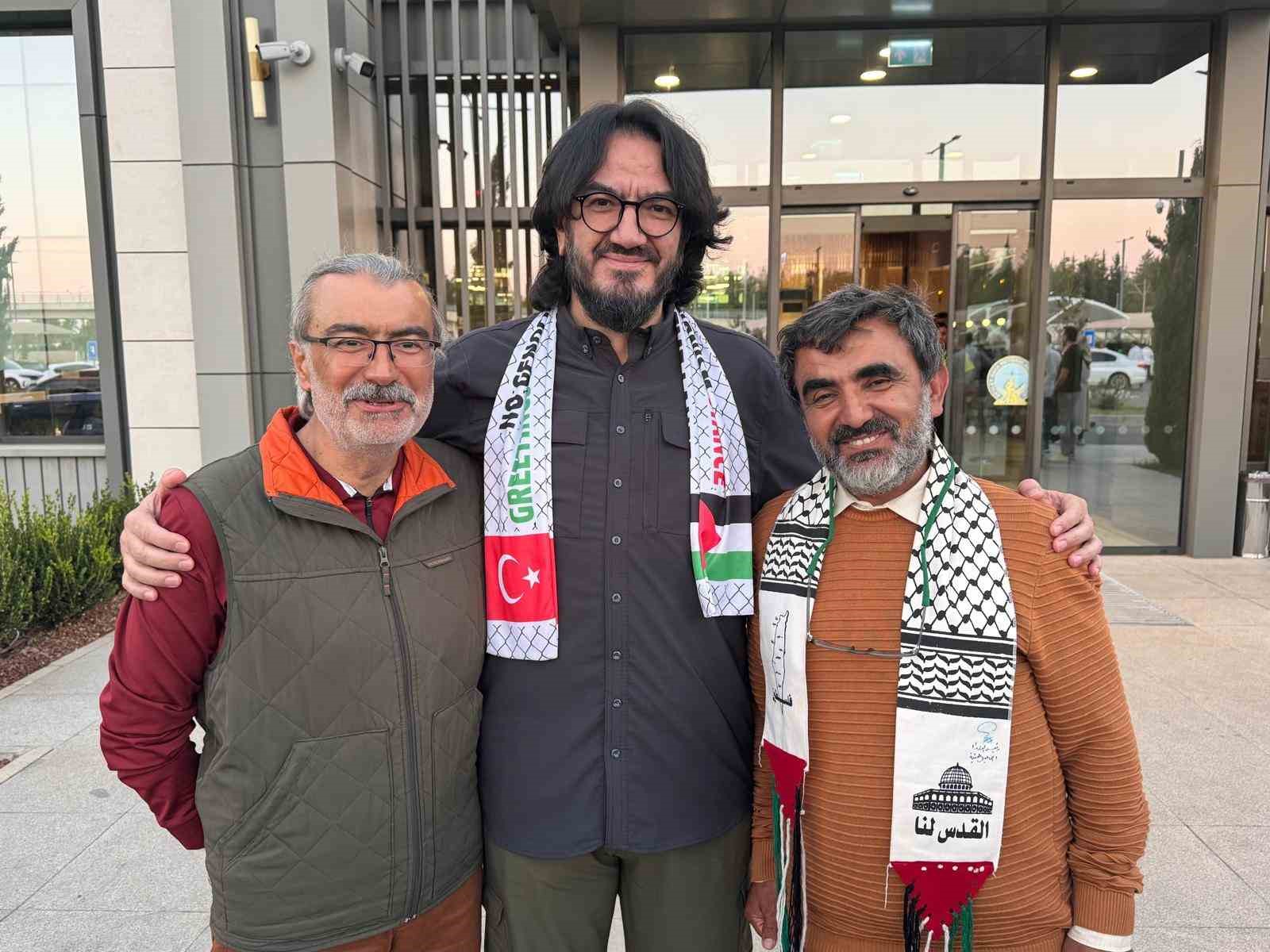 İsrail’in alıkoyduğu 2 aktivist Antalya’ya döndü