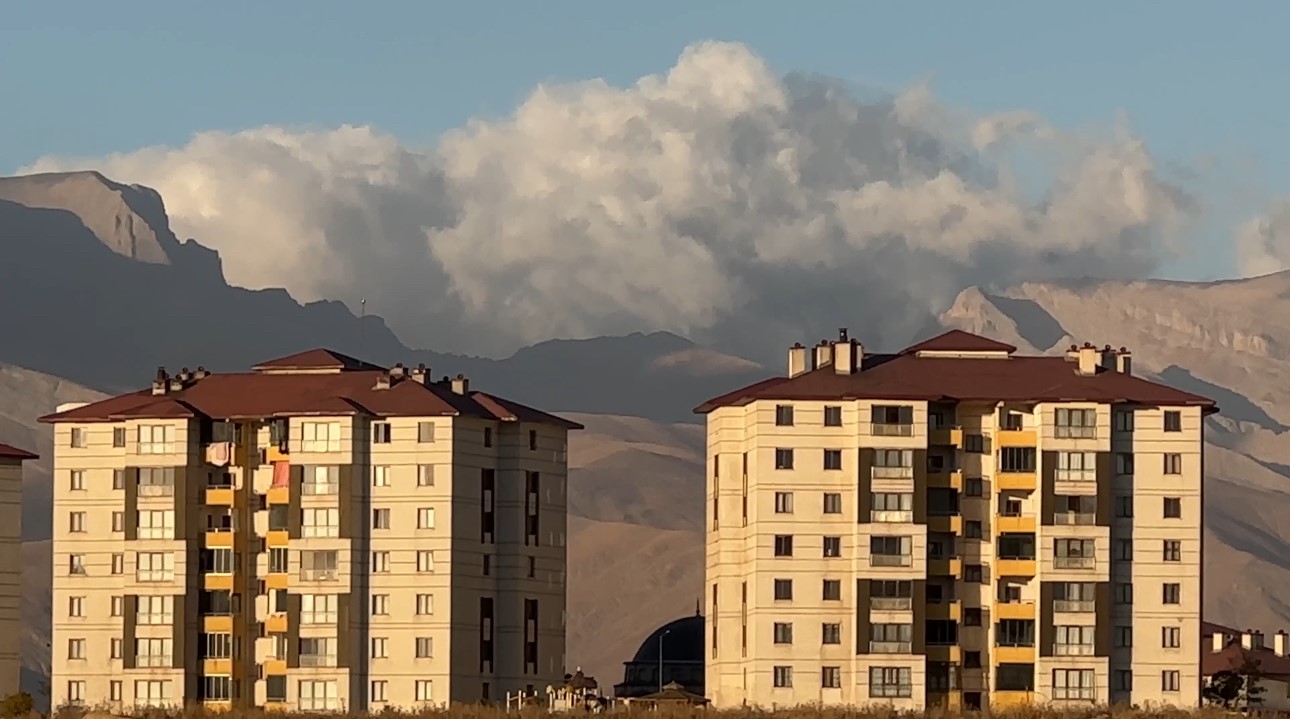 Cilo Dağı üzerindeki bulut kümesiyle mest etti
