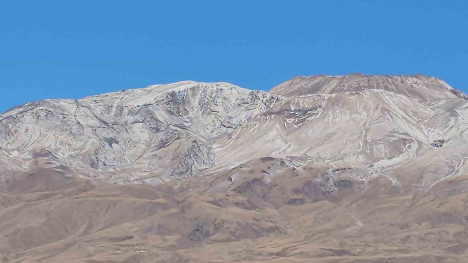 Süphan Dağı beyaza büründü
