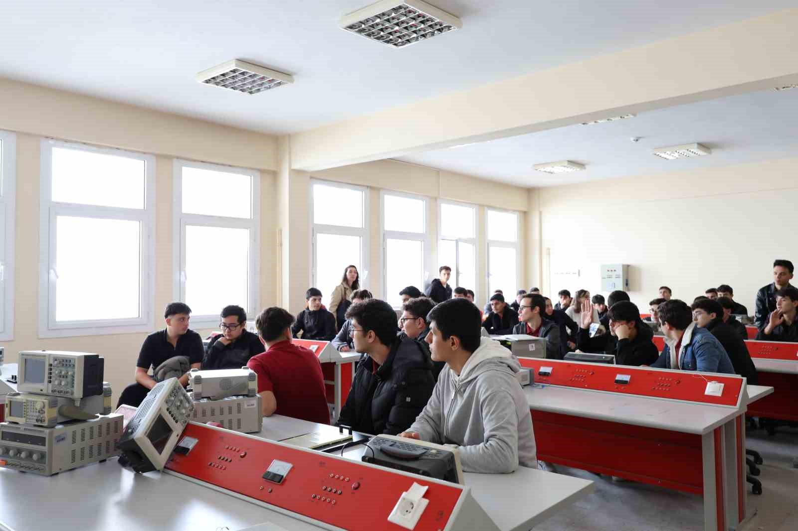 Geleceğin &uuml;niversitesi &ouml;ğrencileri D&uuml;zce &Uuml;niversitesinde
