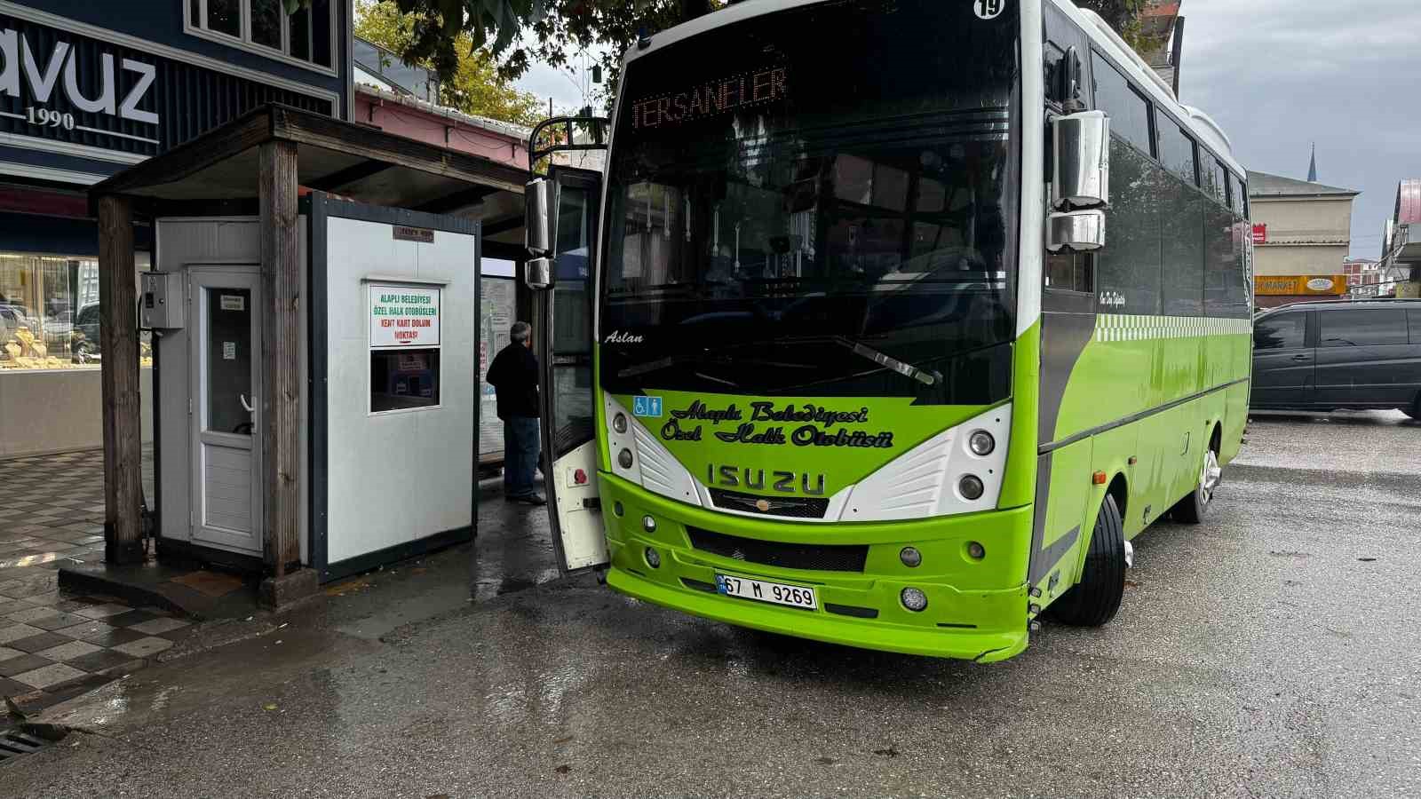 Alaplı’da halk otobüsü duraklarında saat çizelgesi eksikliği tepki çekti