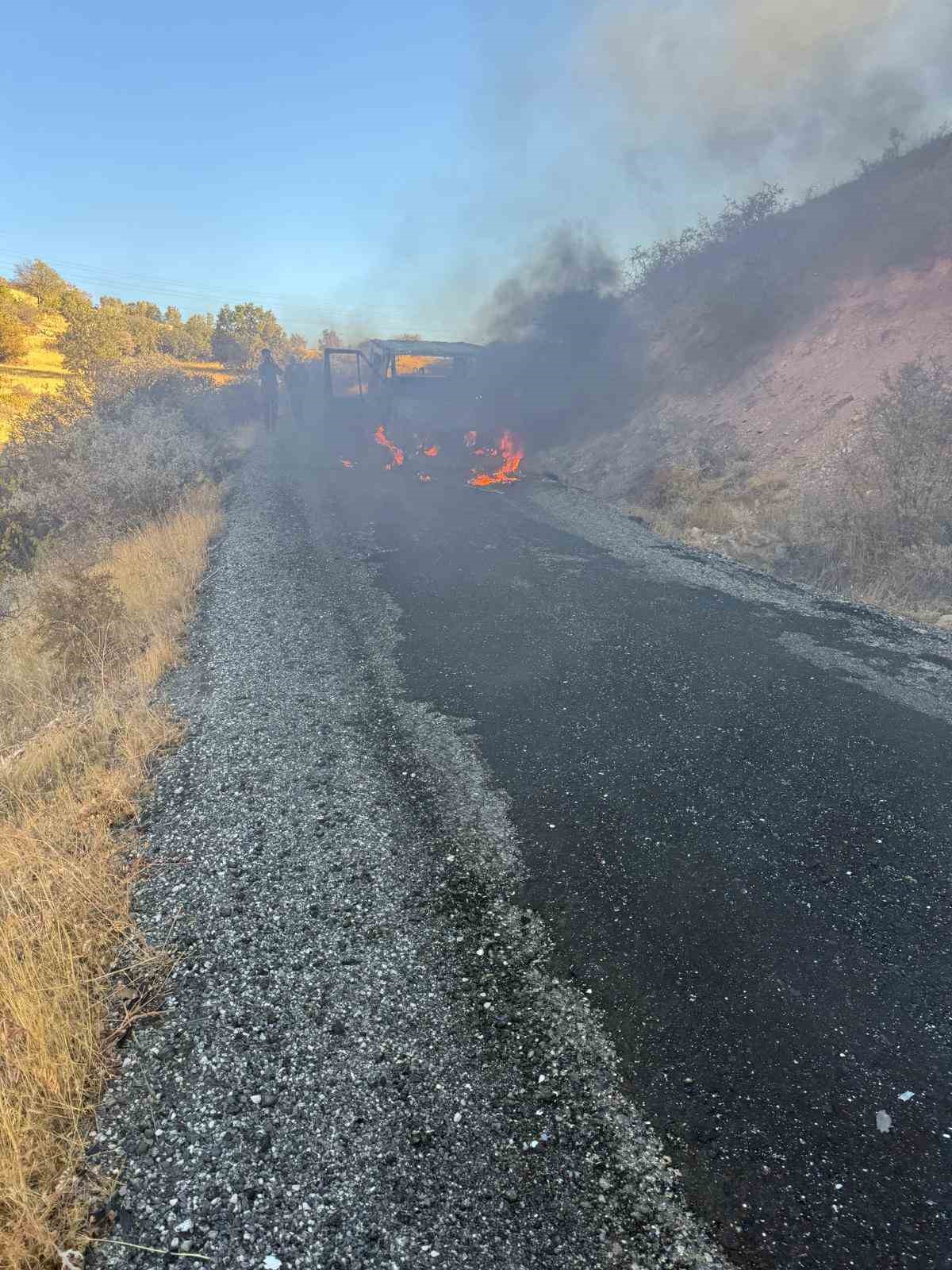 Gercüş’te seyir halinde alev alan minibüs küle döndü