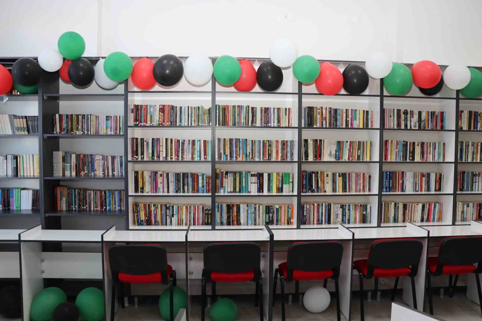 Kitap aşkıyla yola &ccedil;ıktılar, k&uuml;t&uuml;phane kurdular
