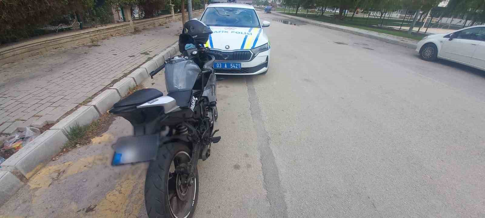 Motosikletinin plakasını bantla değiştiren sürücü polise yakalandı