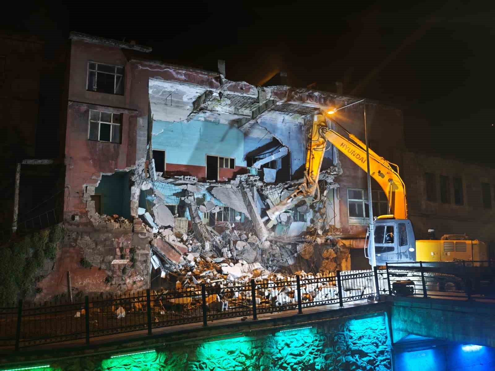 Bitlis’te metruk binalar yıkılıyor
