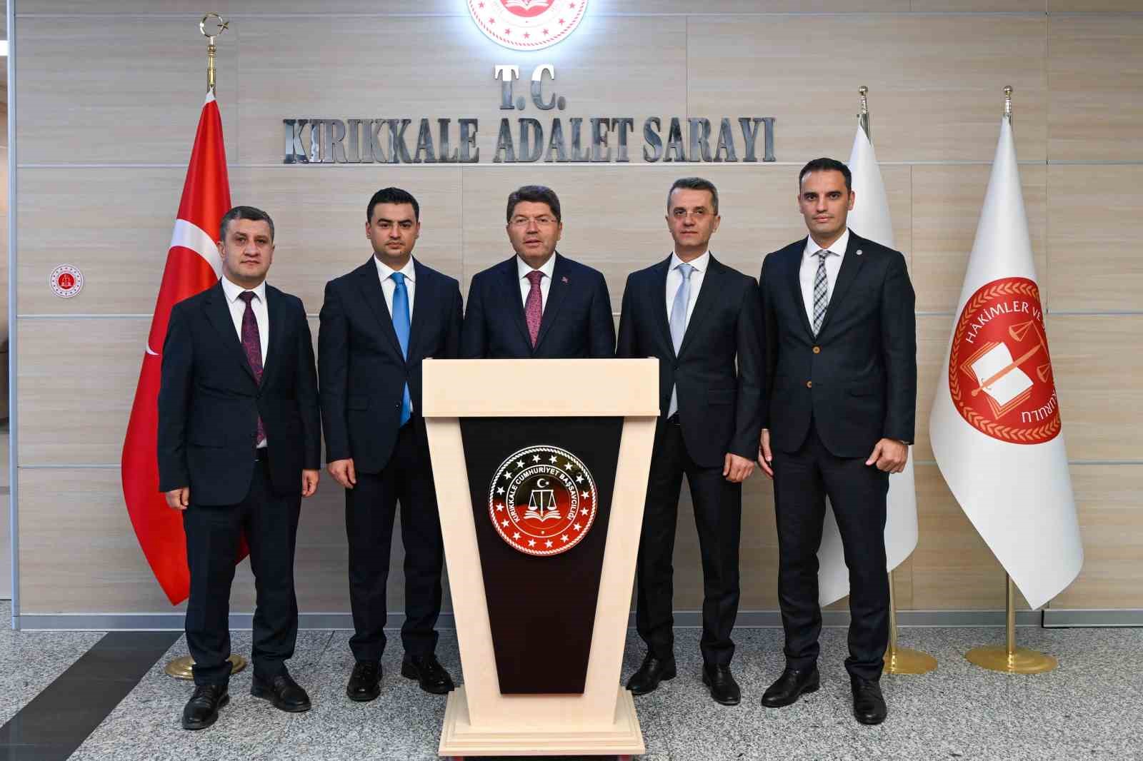 Adalet Bakanı Tunç, tutuklu ve hükümlülerin ürettiği ürünleri inceledi