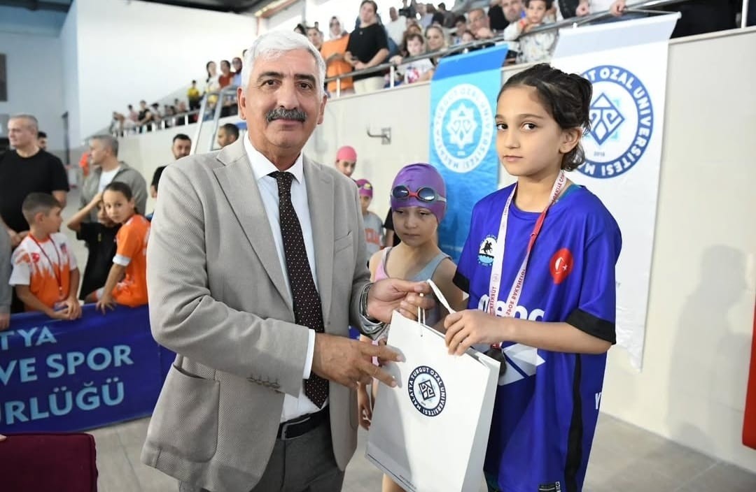 50 metre serbest yüzmede Türkiye rekoru kıran öğrenci ödüllendirildi