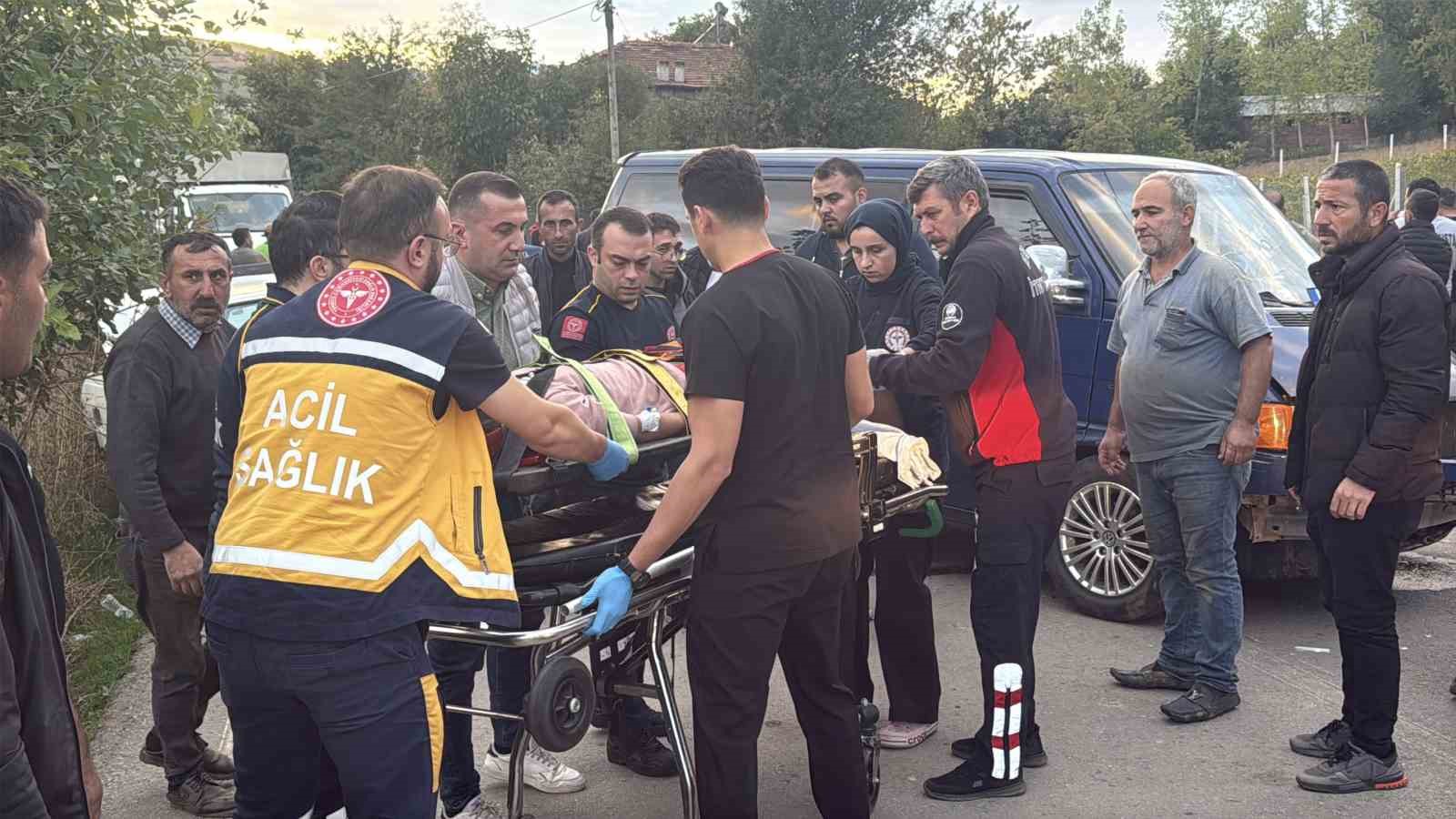 Erbaa’da minibüs ile otomobil çarpıştı: 5 yaralı