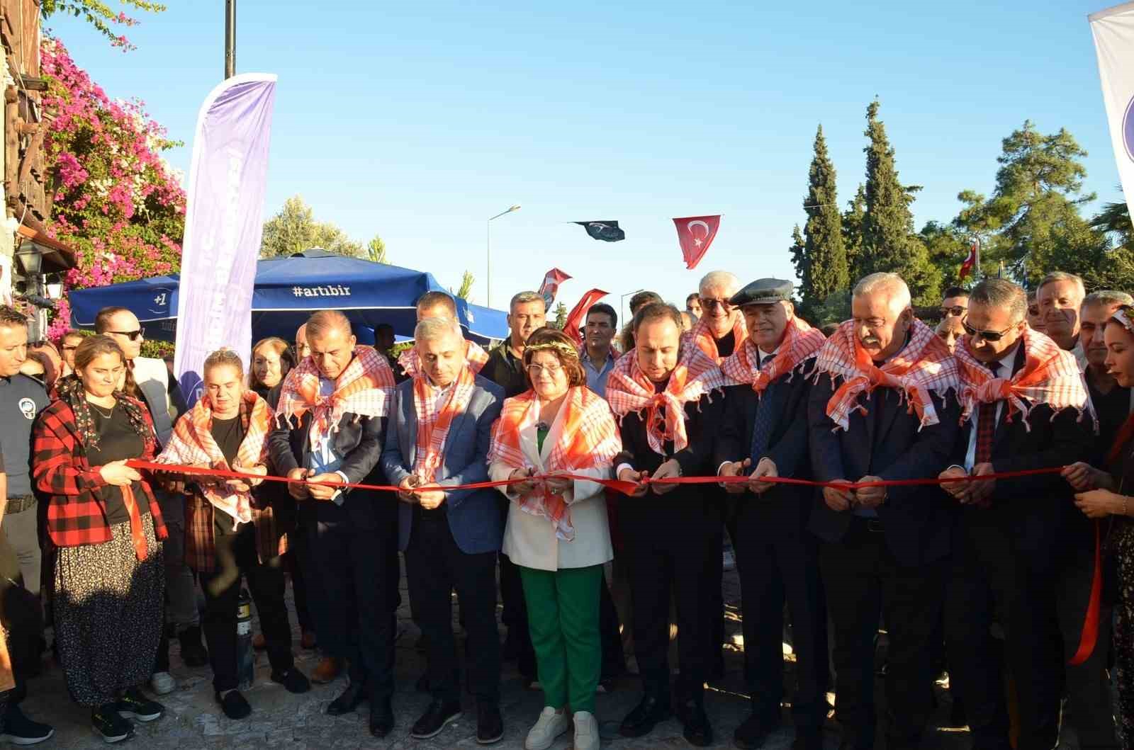 Didim Zeytin Festivali renkli g&ouml;r&uuml;nt&uuml;lerle başladı

