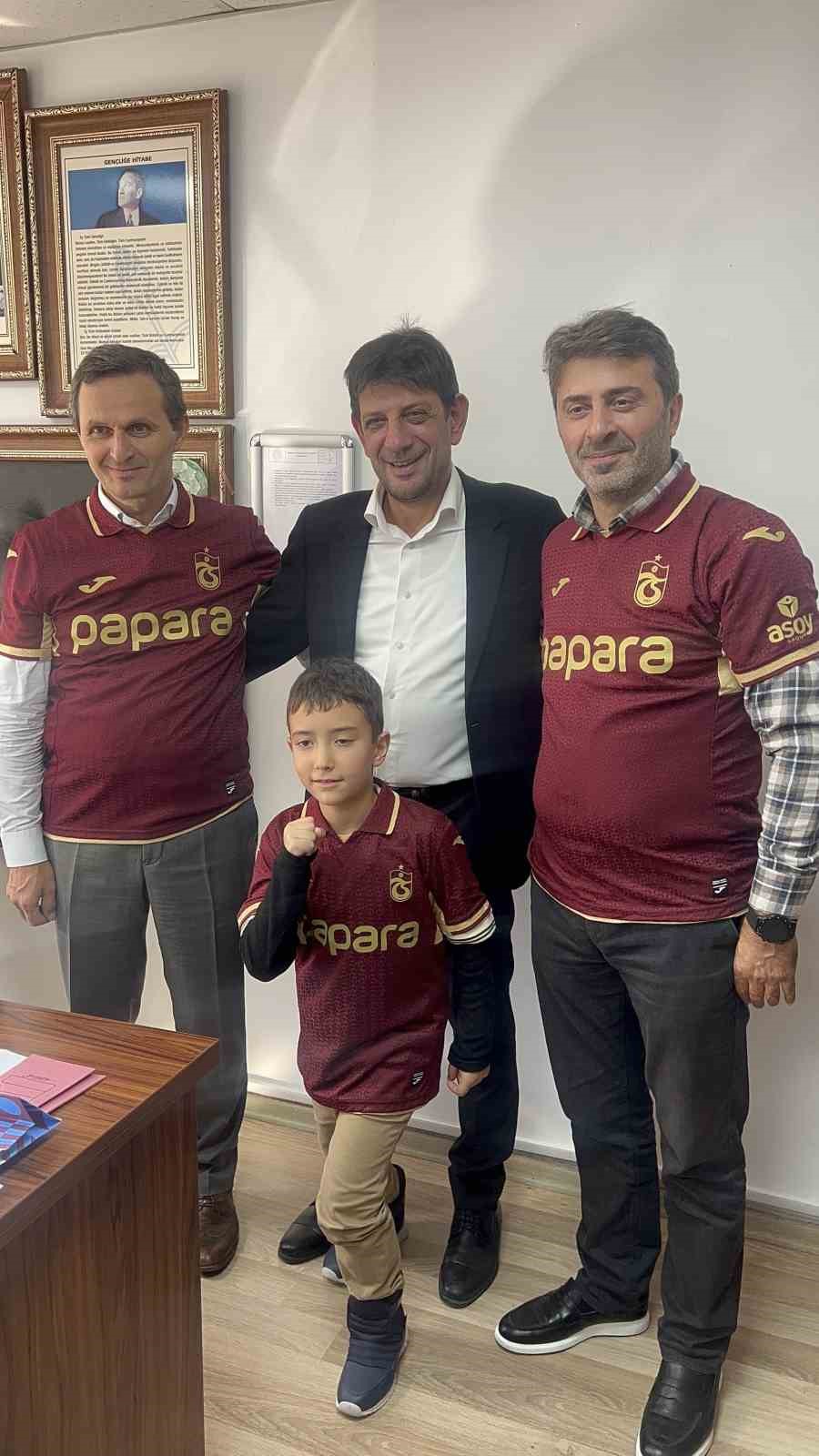 Trabzonlular Federasyonu ve &Uuml;ni TS&rsquo;den minik taraftara anlamlı ziyaret
