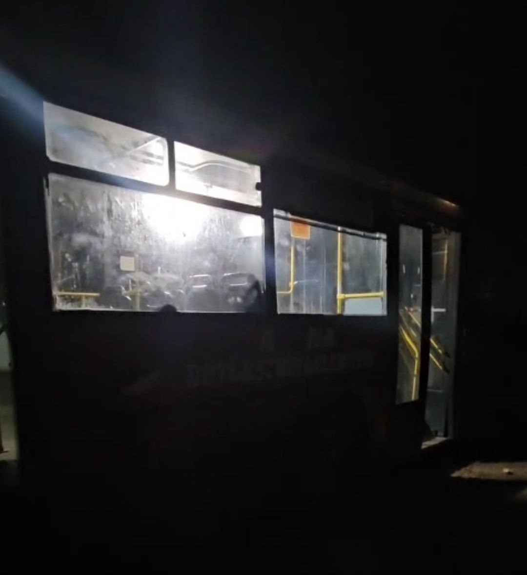 Adana Belediyesi’ne ait otobüsün sefer yaparken sürekli arızalanmasına yöre sakinlerinden tepki