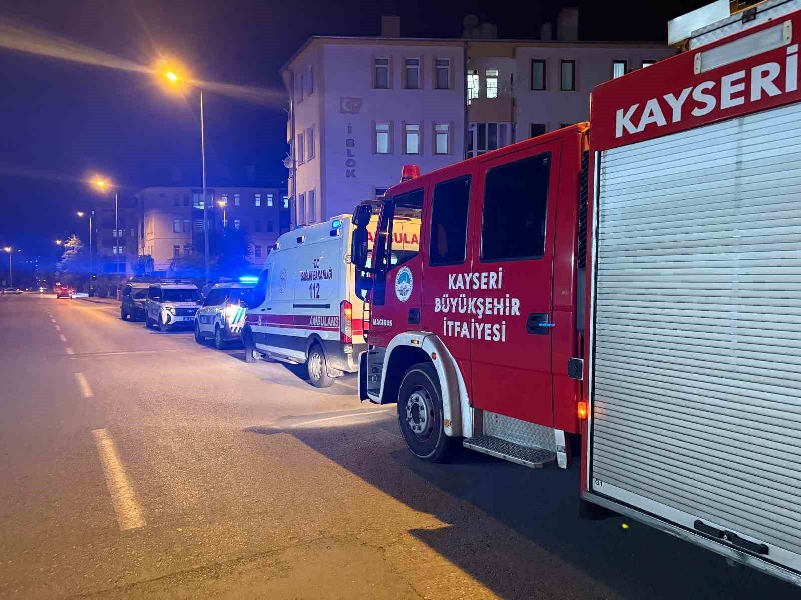 Pencerede korku dolu anlar: Döner bıçağıyla kendini kesmeye çalıştı