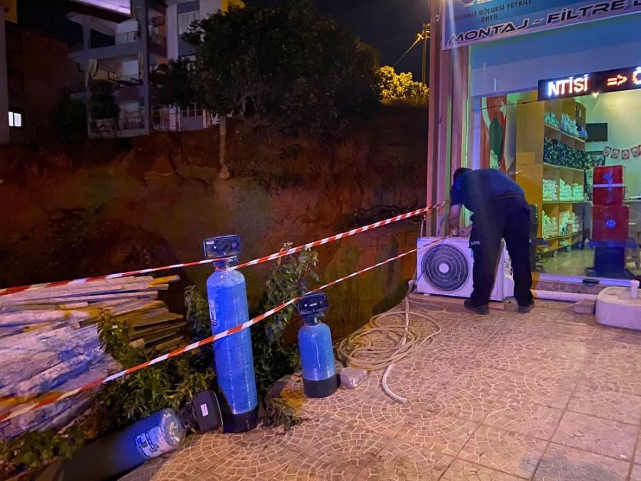 Antalya’da inşaat kazı çalışmaları sırasında toprak kayması: Bir ev tahliye edildi