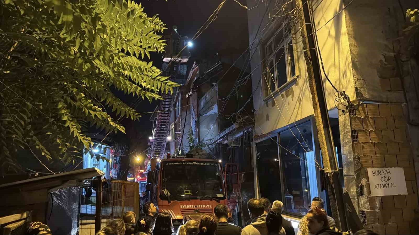 Şişli&rsquo;de &ccedil;atı katında &ccedil;ıkan yangın korkuttu
