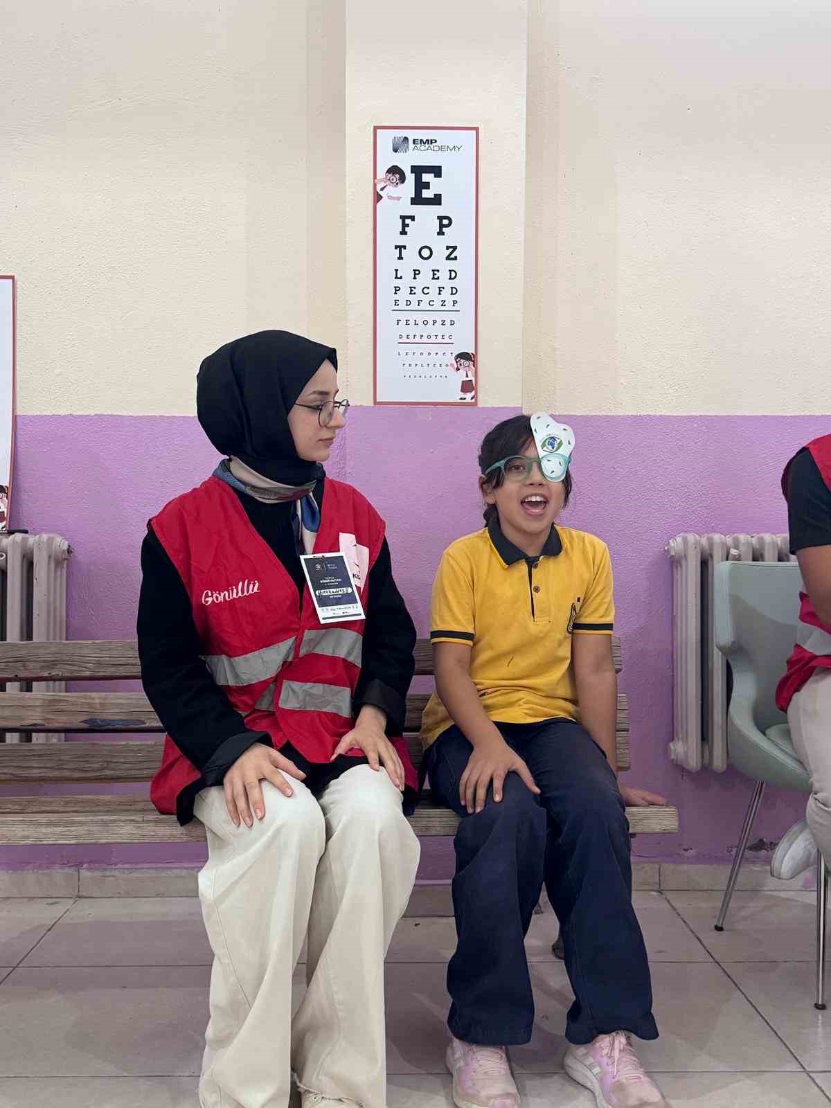 Siirt’te ortaokul öğrencilerine göz sağlığı taraması
