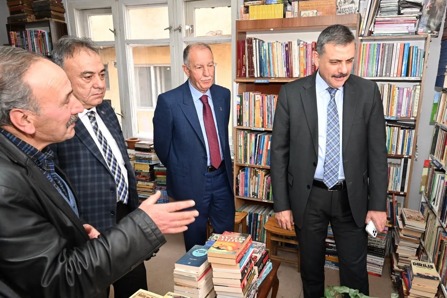 Vali Çiftçi’den, İnşirah Sahaf ve Kitabevine ziyaret