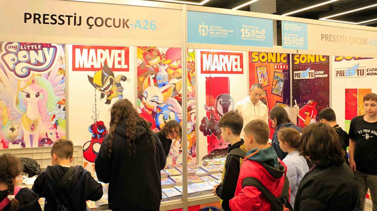 Kitap fuarında &ccedil;ocukların &ccedil;izgi roman sevgisi
