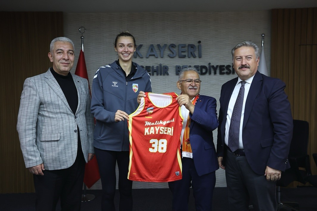 Başkan B&uuml;y&uuml;kkılı&ccedil;; Melikgazi Kayseri Kadın Basketbol Takımı&rsquo;nı ağırladı

