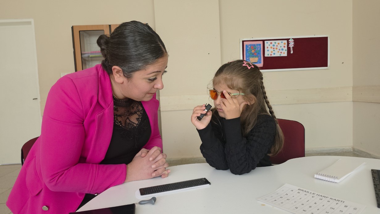 Kalbi k&uuml;&ccedil;&uuml;k, azmi b&uuml;y&uuml;k: Defne&rsquo;nin &ouml;ğrenme m&uuml;cadelesi ilham oldu