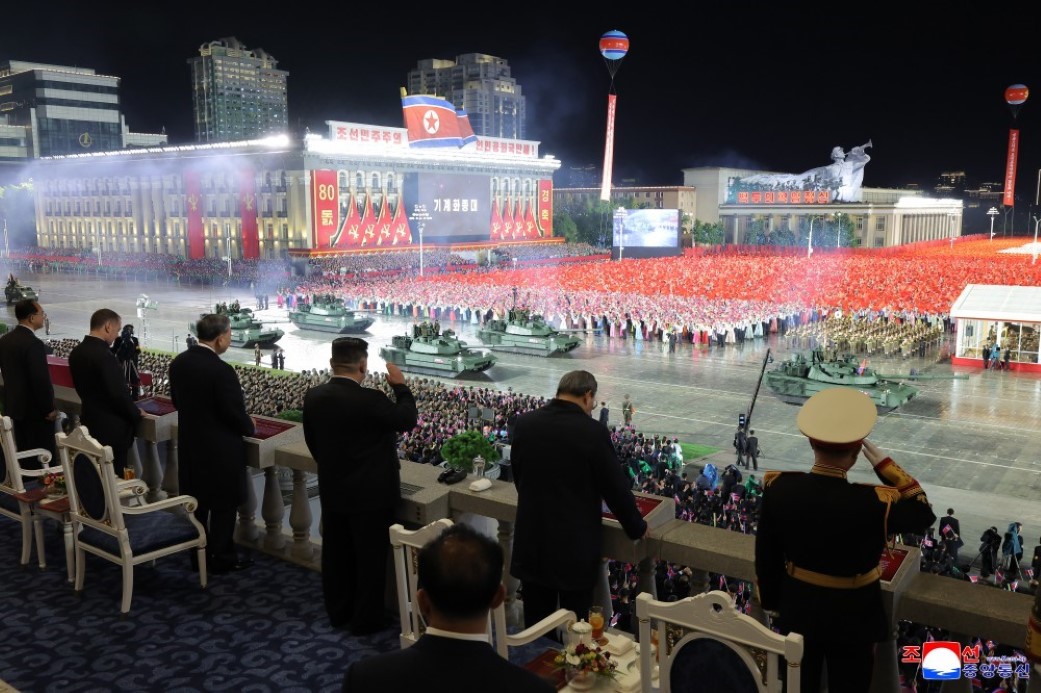 Kuzey Kore, 80. yıl dönümü geçit töreninde yeni kıtalararası füzesini sergiledi