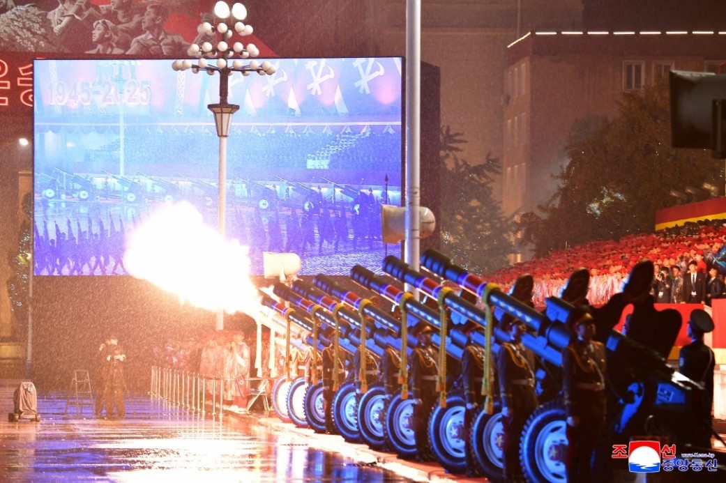 Kuzey Kore, 80. yıl dönümü geçit töreninde yeni kıtalararası füzesini sergiledi